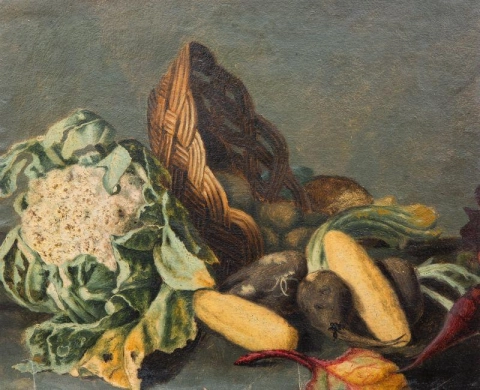 Een stilleven met bloemkool, een geweven mand en bietenwortels op een tafel