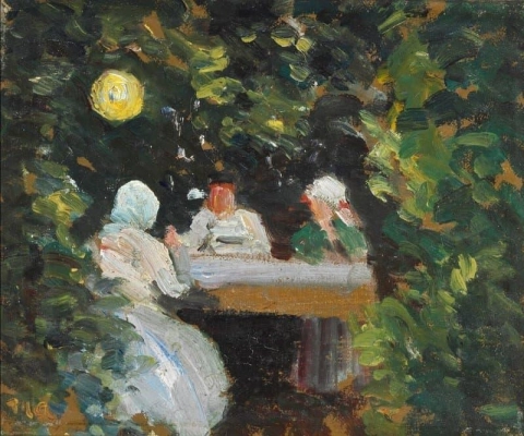 중국 등불 아래 테이블 주위에 모인 작은 모임 정원의 여름 저녁 1912