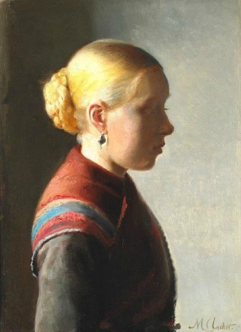 Молодая девушка из Скагена с волосами, завязанными в узел и с серьгой