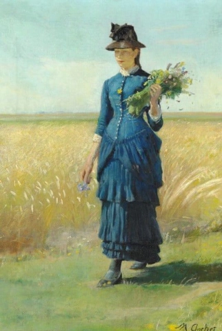 Ein junges Mädchen in einem blauen Kleid auf einem Feld, das wilde Blumen in der Hand hält