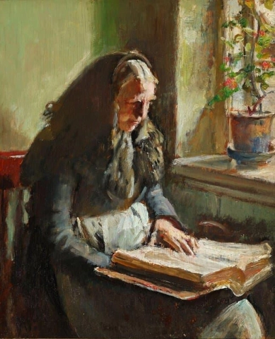 En gammel kvinne som leser ved vinduet