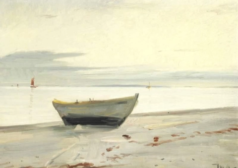 Kustutsikt från Skagen med lugnt hav och en båt på stranden 1912
