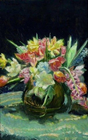 Blumen in der Vase auf dem Tisch