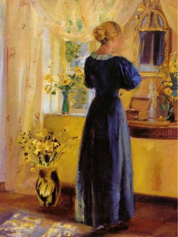 Interior com uma jovem na frente de um espelho