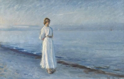 Den blå timen. Ung jente i en lys lang sommerkjole tar en tur på stranden 1914
