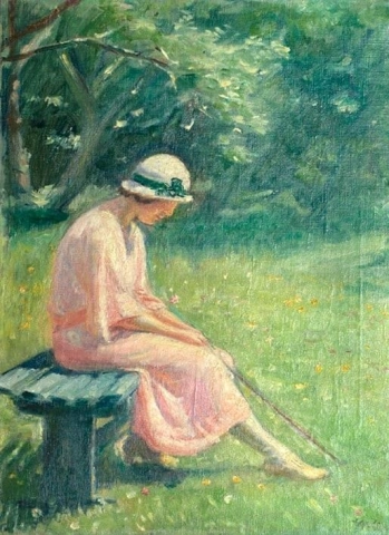 Mietteliää mieltä. Nuori nainen vaaleanpunaisessa mekossa ja valkoisella hatussa kävelykeppillä istuen puutarhan sisätiloissa
