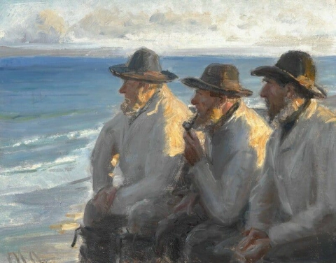 Três pescadores sentados na praia ao sol da tarde e olhando para o mar