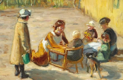 阳光明媚的庭院里的妇女和儿童