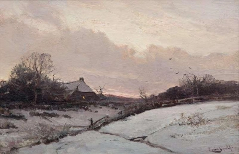 En gård i et snødekt landskap ved solnedgang