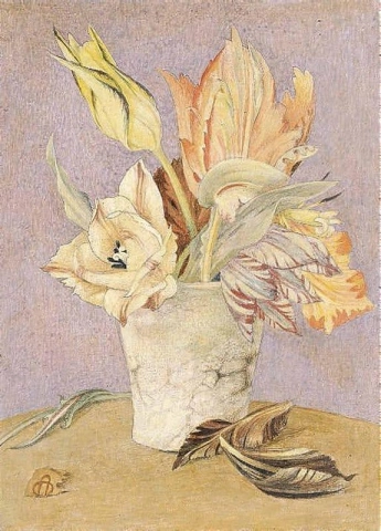 Tulpen in einer weißen Marmorvase