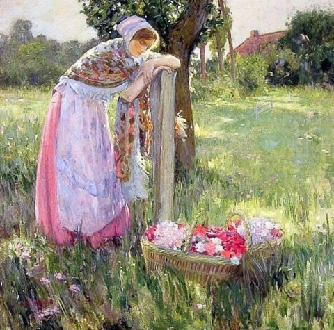 Descansando junto a una cesta de flores