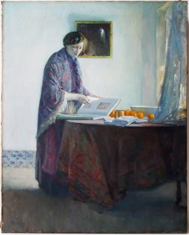 Nainen seisoo pöydän ääressä