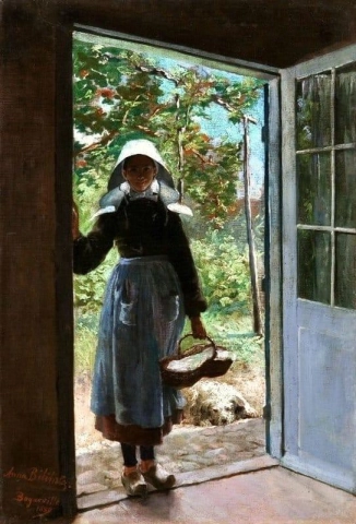 Bretonische Frau steht vor einer Haustür