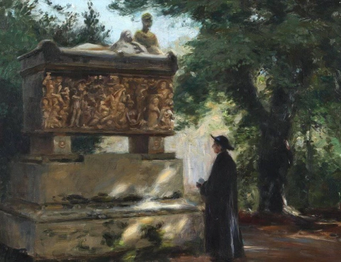 Um padre católico na frente de um sarcófago