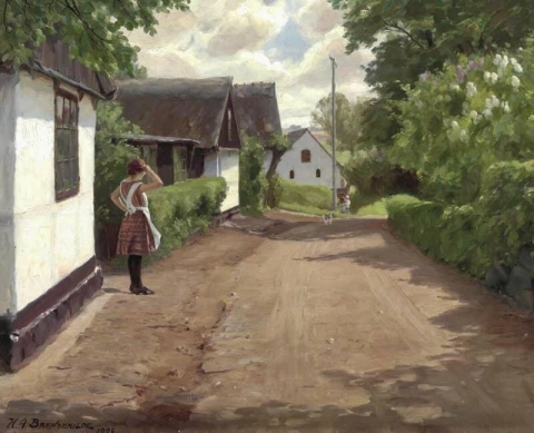En sommerdag i Gunds Magle med en ung kvinne som står utenfor et hus 1928