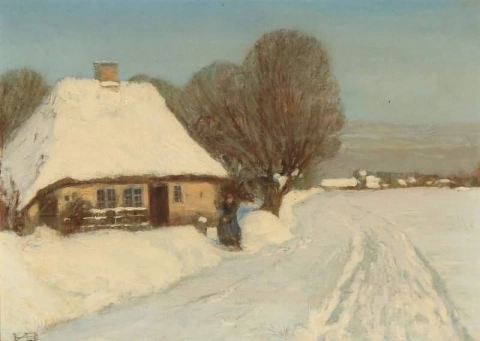 Winters tafereel met een vrouw die sneeuw ruimt buiten een geel huisje met rieten dak