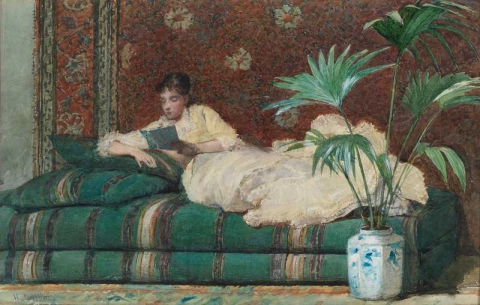 Liegende Figur, die auf einer Couch liest