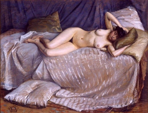 Naken kvinna som ligger på en soffa