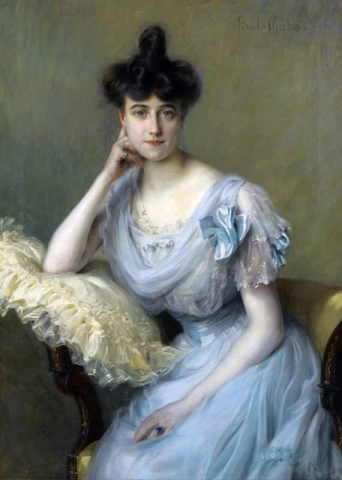 Porträt einer jungen Frau in einem blauen Kleid