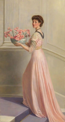 Retrato de uma senhora vestida de rosa carregando uma tigela de cravos rosa