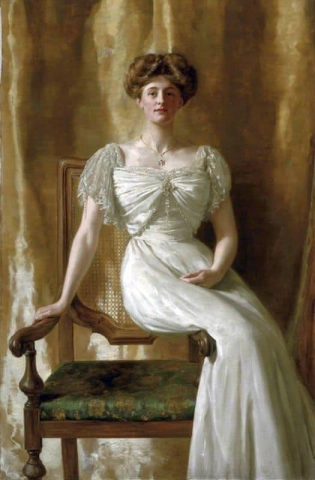 Porträt des Hon. Frau Harold Ritchie in voller Länge sitzend in einem weißen Kleid mit Spitzenbesatz 1097-22