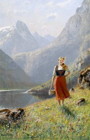 En ung jente med en kurv i fjellene