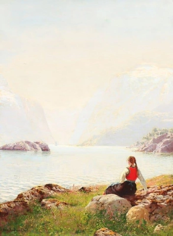 Eine junge Frau blickt auf einen norwegischen Fjord