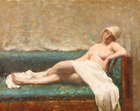 Modello femminile sdraiato su un divano verde