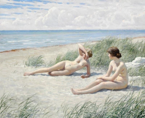 Två unga kvinnor som ligger på Hornb K Beach och njuter av solen 1916