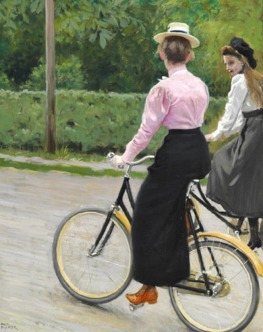 Två unga kvinnor tar en tur på sina cyklar en sommardag