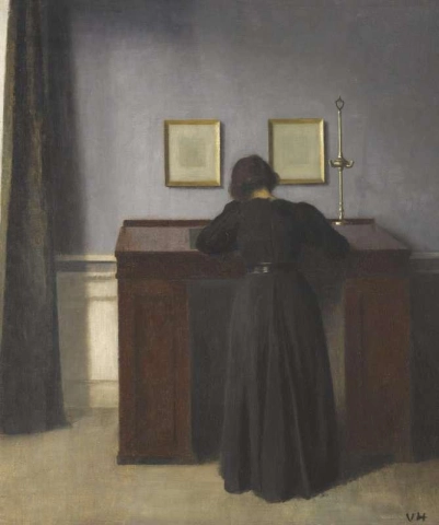 Ida steht an einem Schreibtisch, 1900
