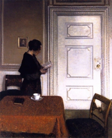 Interiør med en kvinne som leser 1908