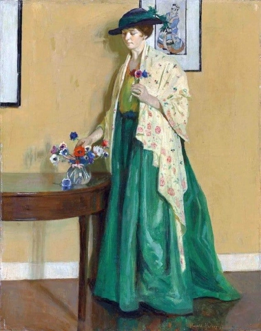 Signora in un interno che sistema i fiori 1916