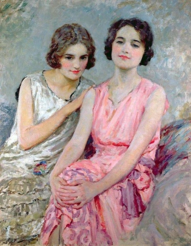 Kaksi nuorta naista istuu