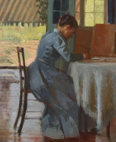 Interior con una mujer joven escribiendo