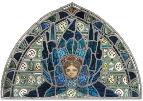 Målat glasfönster som visar huvudet på en ängel med vingar