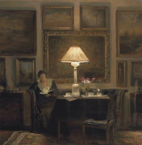 Una signora che legge alla luce della lampada
