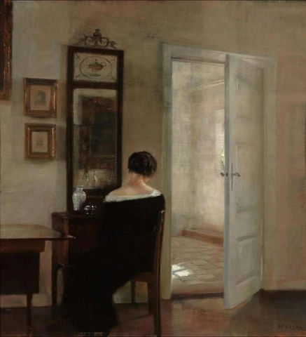 Una dama sentada ante un espejo en un interior.