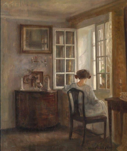 Un interior con una mujer joven sentada junto a la ventana.