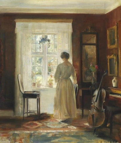 Vid fönstret. Interiör av ett musikrum med en bakåtvänd kvinna som står vid fönstret