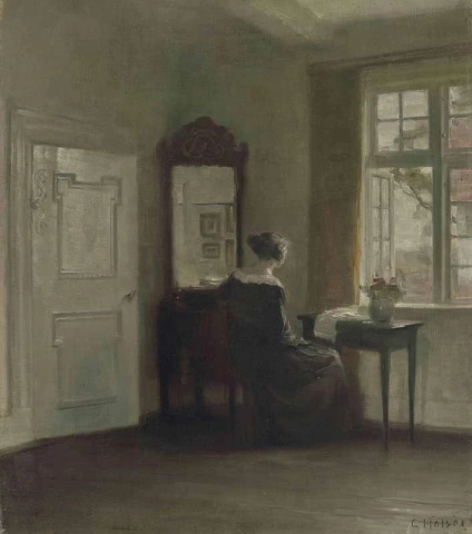 Interior con una mujer en la ventana.
