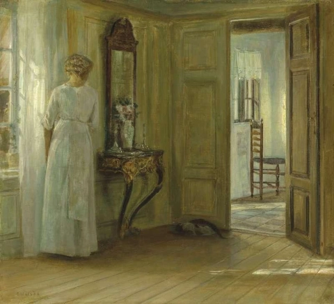 Interior con una mujer junto a una ventana.