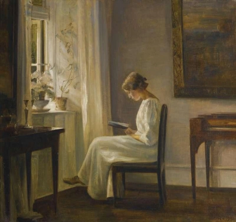 Interior com uma mulher lendo