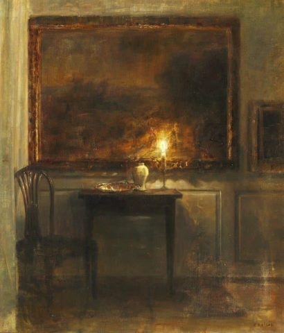 Interior con velas sobre una mesa junto a un cuadro.