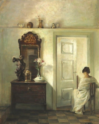 Interior con la esposa del artista sentada frente a una puerta abierta.