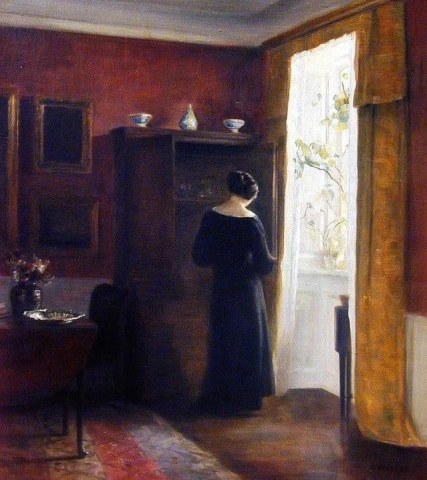 Interior con mujer junto a la ventana.