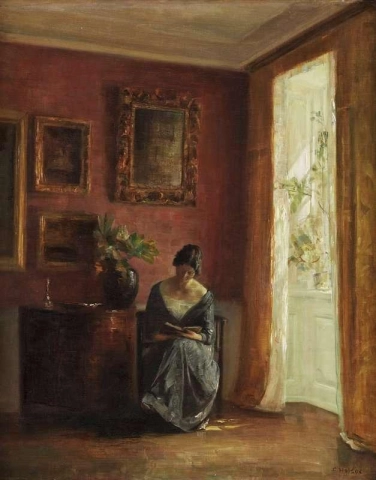Interior con mujer leyendo junto a la ventana