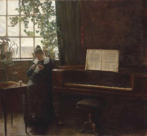 Nuori nainen ompelee musiikkihuoneessa
