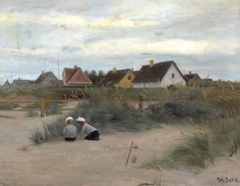 Дети играют на пляже на фоне ряда домов