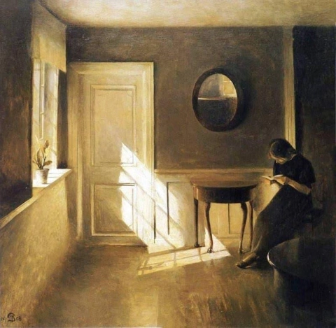 Interior com uma jovem lendo uma carta